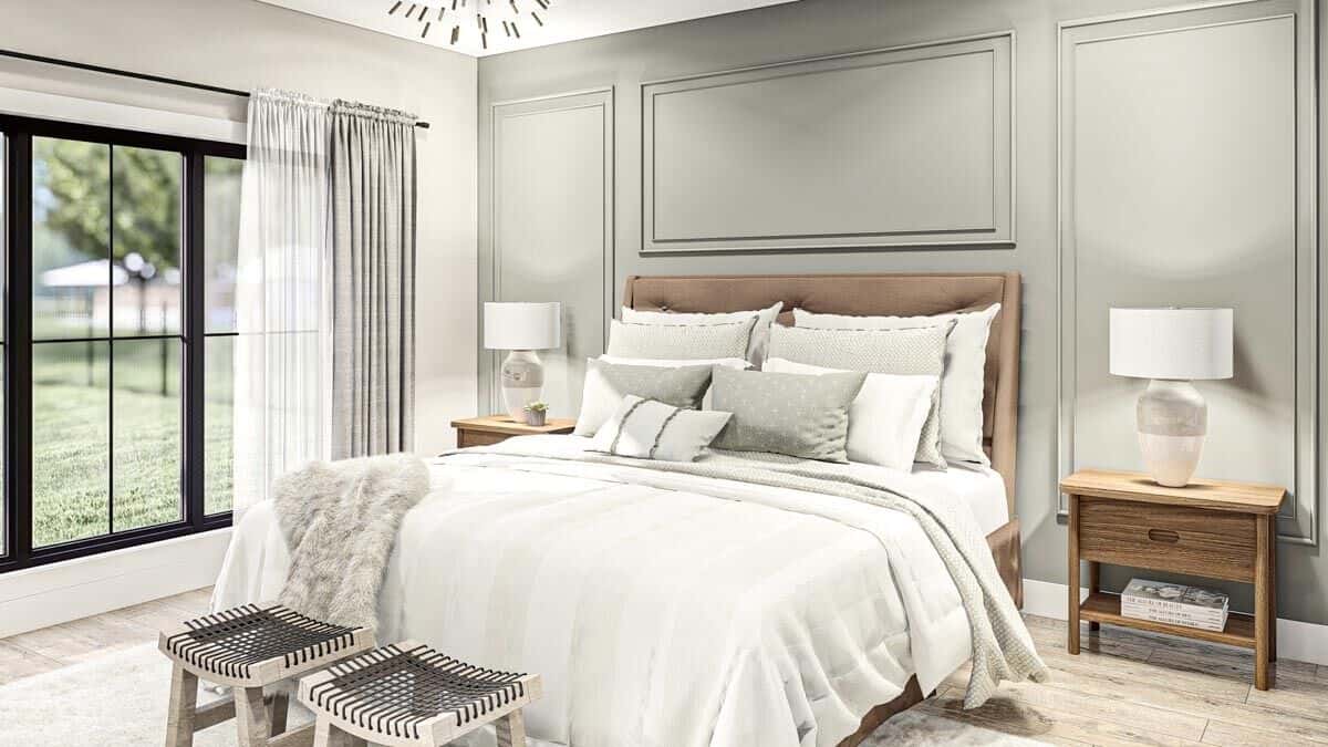 主卧室的特色是一面灰色的壁板强调墙和一张簇绒床，并配有一对脚凳。