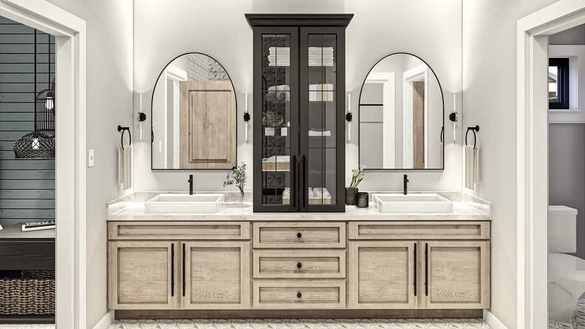 主浴室有一个浅色的虚荣心配备两船下沉,拱形的镜子,一座造价内阁。