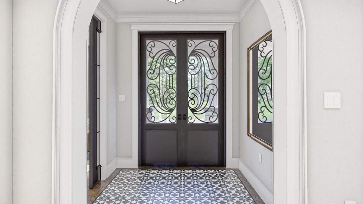 门厅特性有图案的地毯和法国入口门错综复杂的细节。