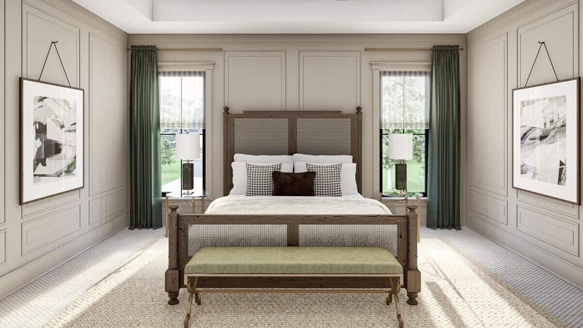 主卧室与全高度护墙板和木床辅以缓冲的长椅上。