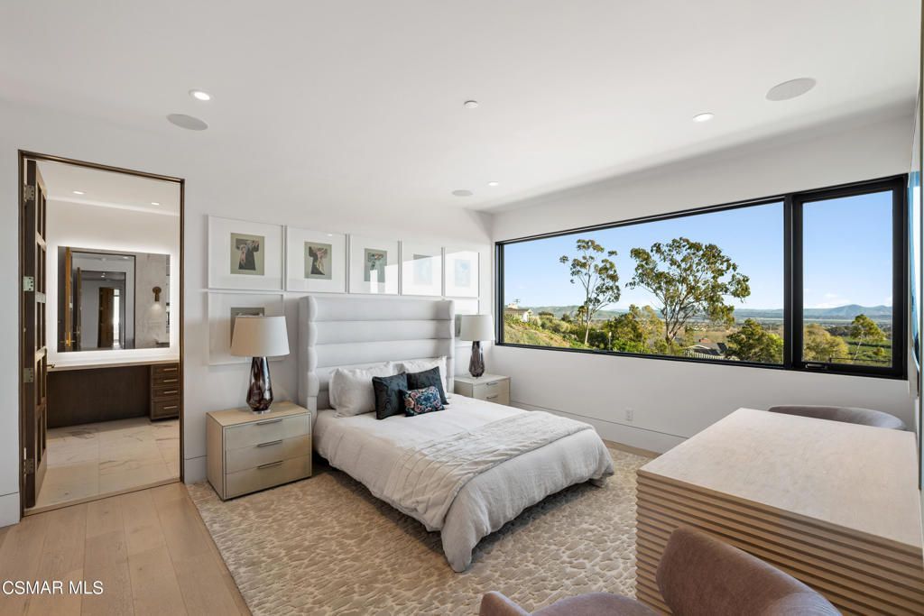 舒适的床上铺着长毛绒地毯，为房间增添了一丝温暖，宽敞的玻璃窗可以看到窗外郁郁葱葱的风景。