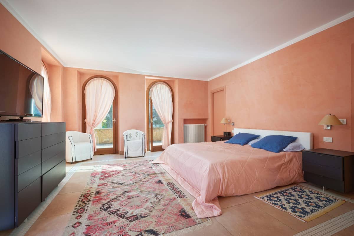 这个卧室功能粉色的墙融合完美的瓷砖地板上。
