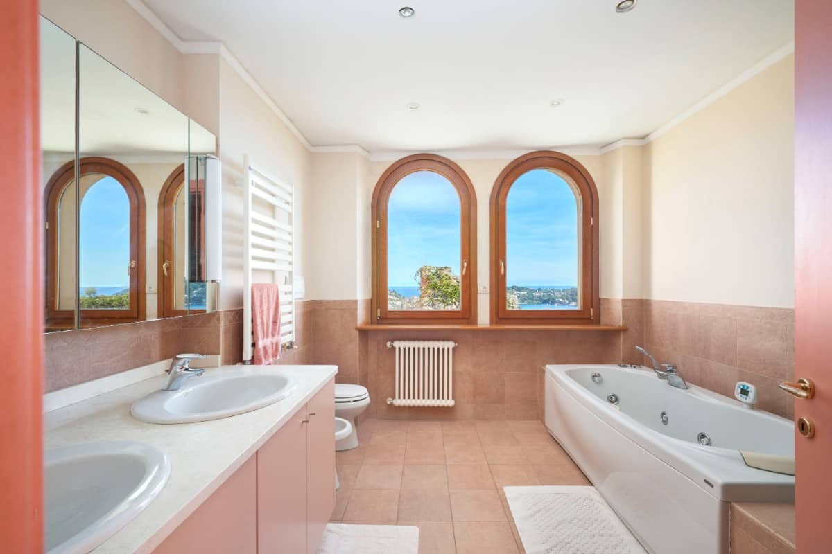 其附带的浴室提供了一个双重的虚荣心和漩涡浴缸。