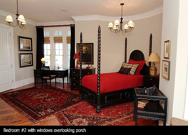第二间卧室，白墙，硬木地板，地毯和古董家具