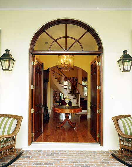 图片的前门厅与桌子和楼梯