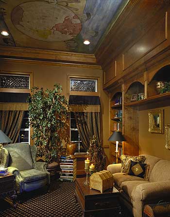 装饰豪华的家庭房，大量使用木材和壁画天花板