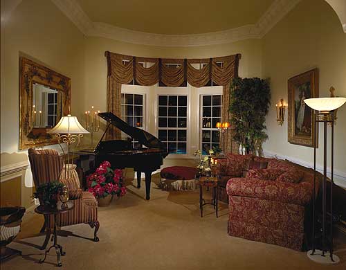 正式的客厅，带壁炉和小型三角钢琴