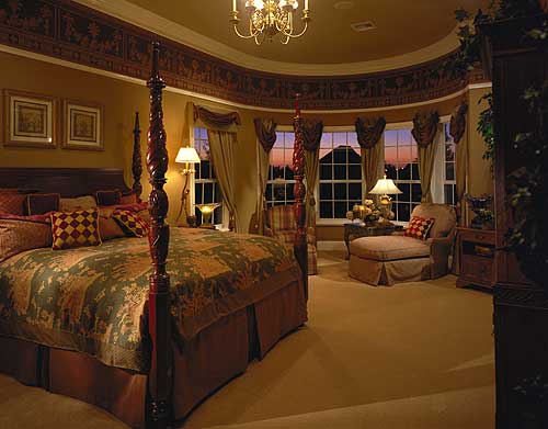 大主卧室带休息区，大飘窗和优雅的托盘天花板