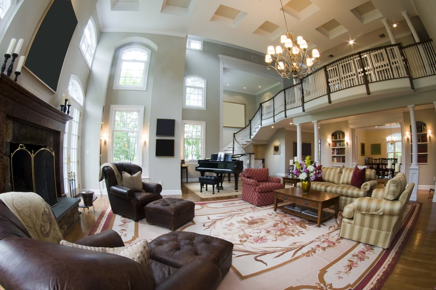 巨大的客厅，有大钢琴，大地毯，巨大的壁炉和独立的休息区