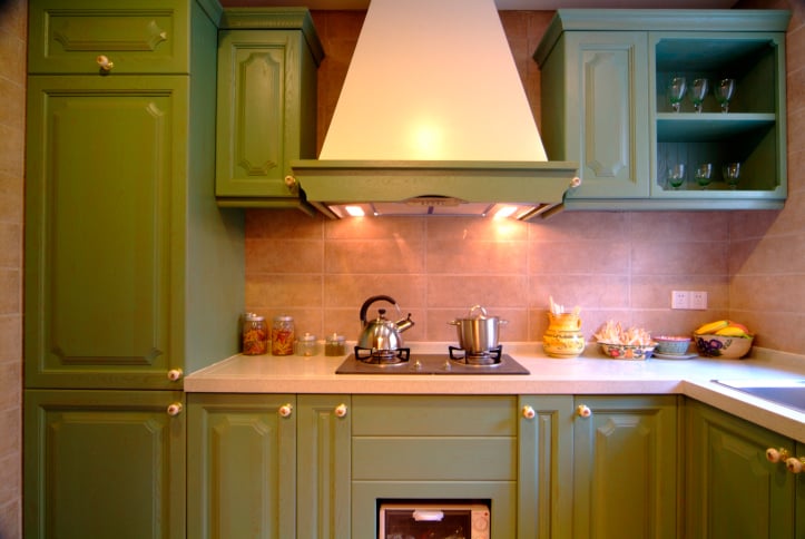 绿色的木质厨房，优雅的照明和开放式橱柜