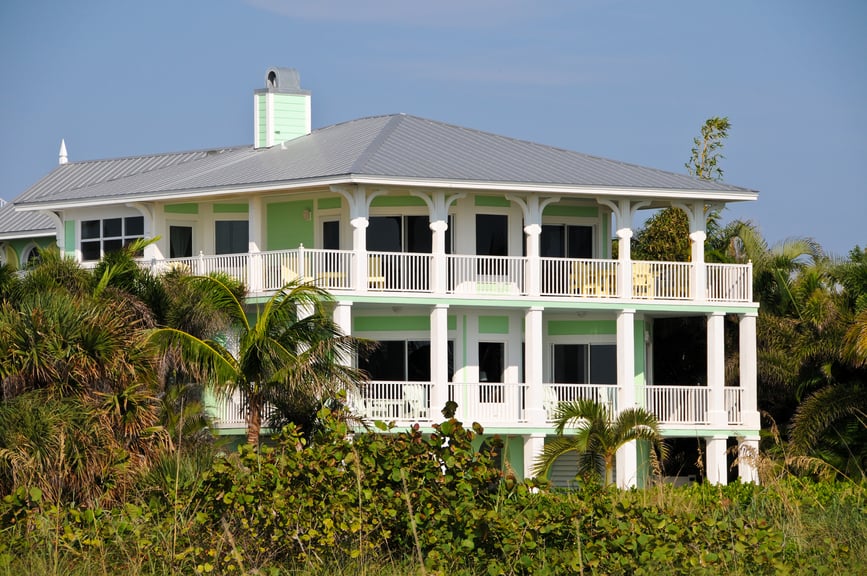 带柱和全宽甲板的两层海滩别墅