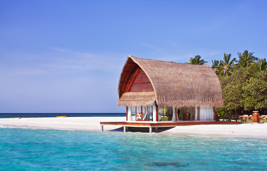马尔代夫海滩上的茅草屋顶房子