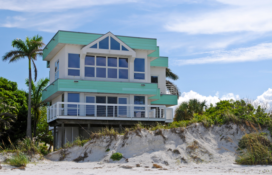 沙丘上的大型2层海滩别墅，全宽阳光甲板和落地窗
