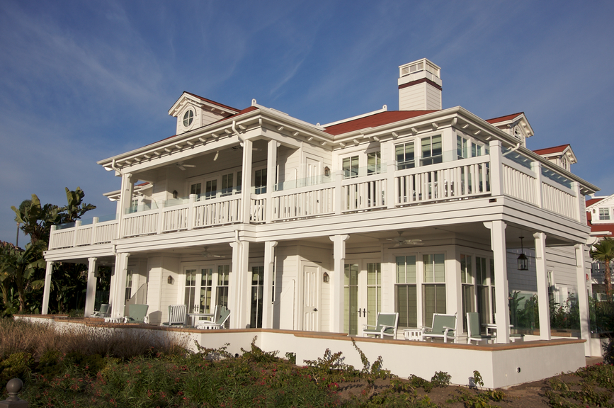 白色海滩豪宅，红色屋顶，环绕甲板和露台