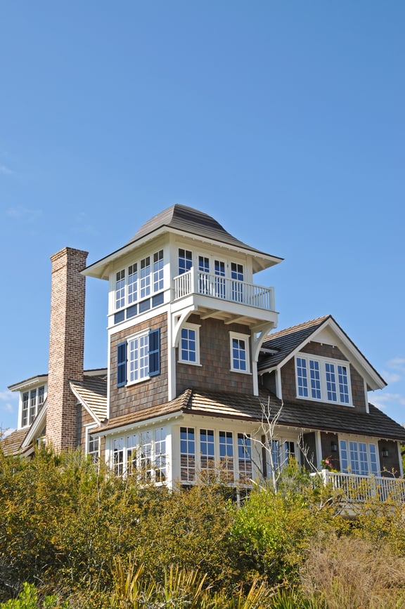 灰色瓦式海滨别墅，有瞭望塔和白色框架窗