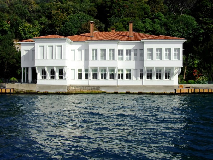 土耳其明亮的白色海滩豪宅