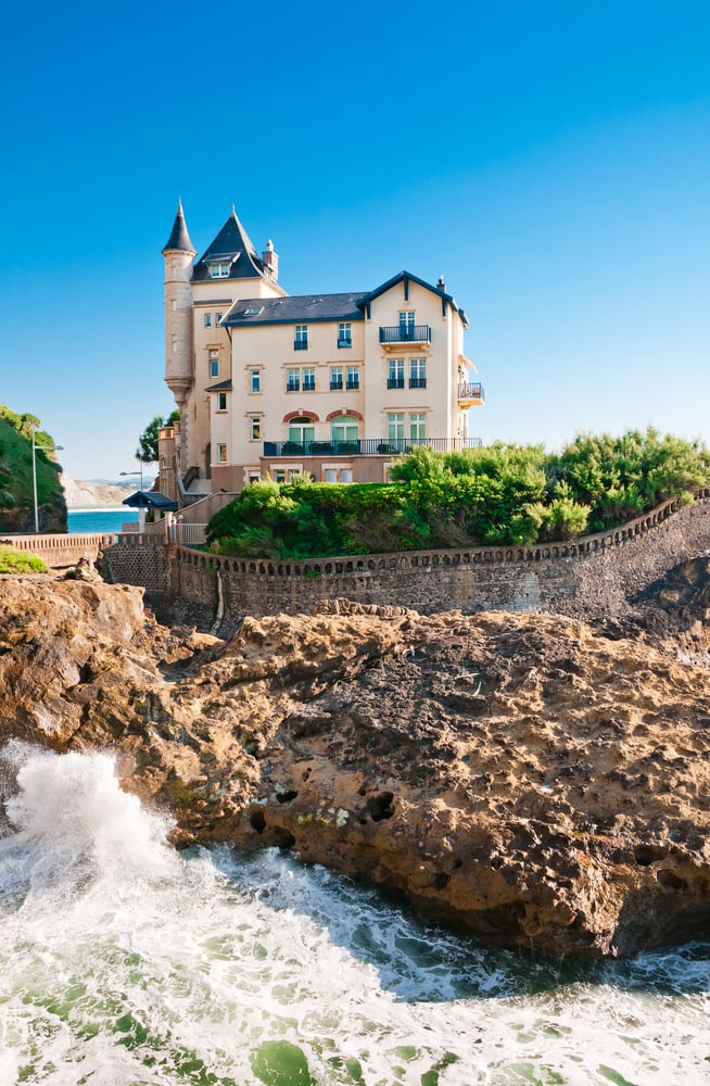 比亚里茨海滩上的法国城堡