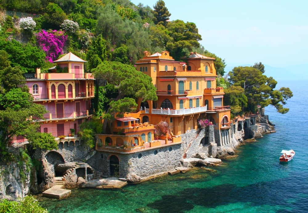 悬崖边的海滨别墅在意大利