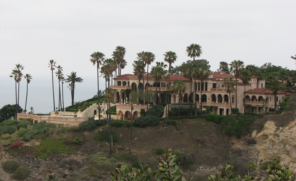 漫步山坡地中海风格的海滩豪宅在拉霍亚，美国加利福尼亚州