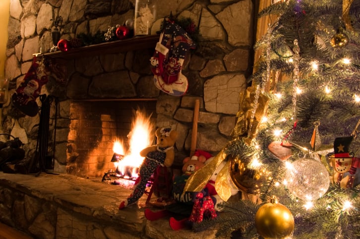 壁炉与圣诞树和石头环绕