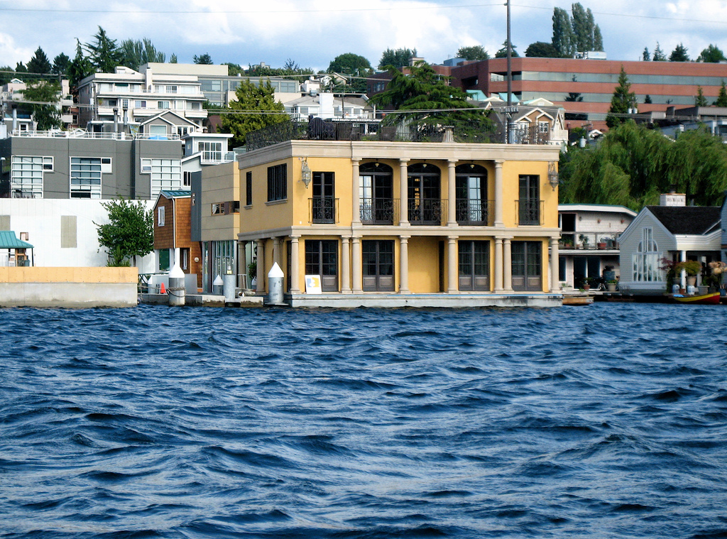 华盛顿州西雅图的大型2层浮动住宅。