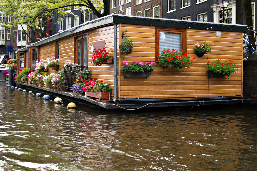 木制外观的一层浮动运河船住宅