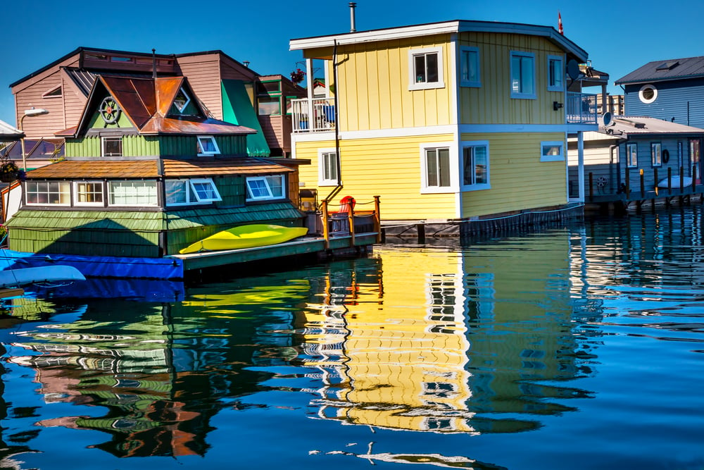 不列颠哥伦比亚省维多利亚州两座设计风格迥异的漂浮房屋的图片