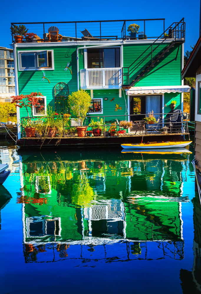 位于不列颠哥伦比亚省维多利亚渔人码头的2层绿色浮动房屋