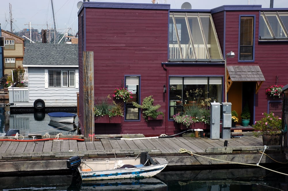 带有码头和大倾斜天窗的紫色2层浮动住宅特写