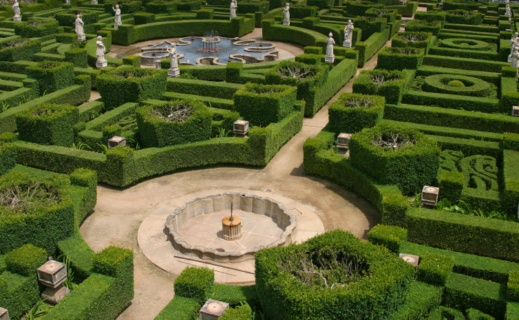 大量的花园迷宫围绕着大型喷泉