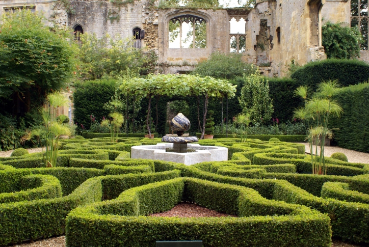 作为古城堡地面的一部分，花园迷宫的地面视图