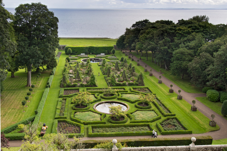 广阔的英式花园包含各种雕刻的树篱，树木和植物