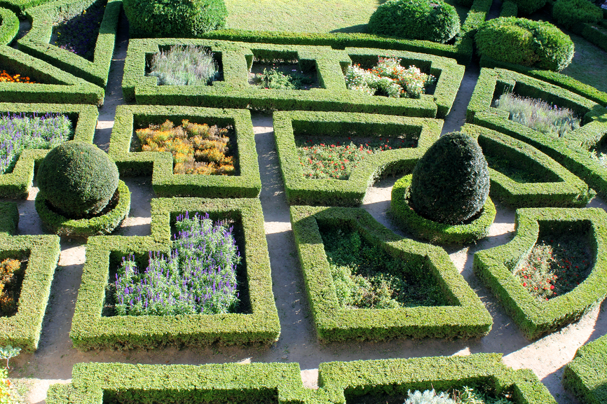 近距离航拍的一段广泛的英国花园包含迷宫般的树篱雕塑和雕刻树木