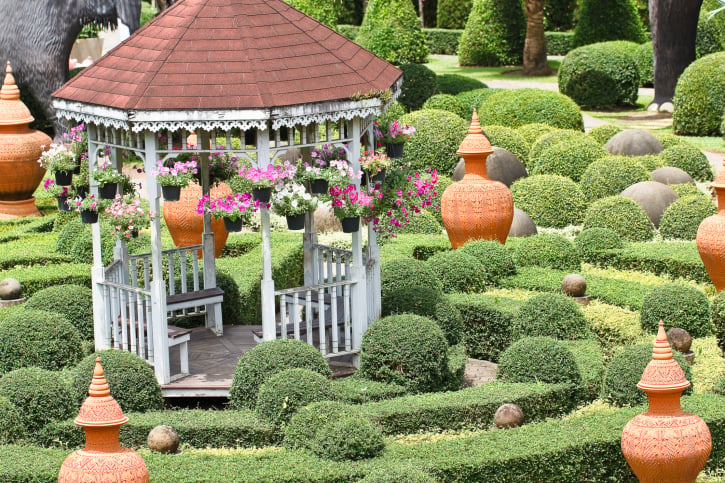 美丽的白色和红色八角形凉亭设置在花园迷宫。